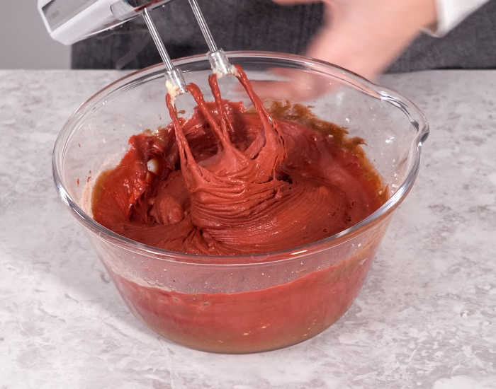 How to Perfectly Use A Hand Mixer To Make A Cake